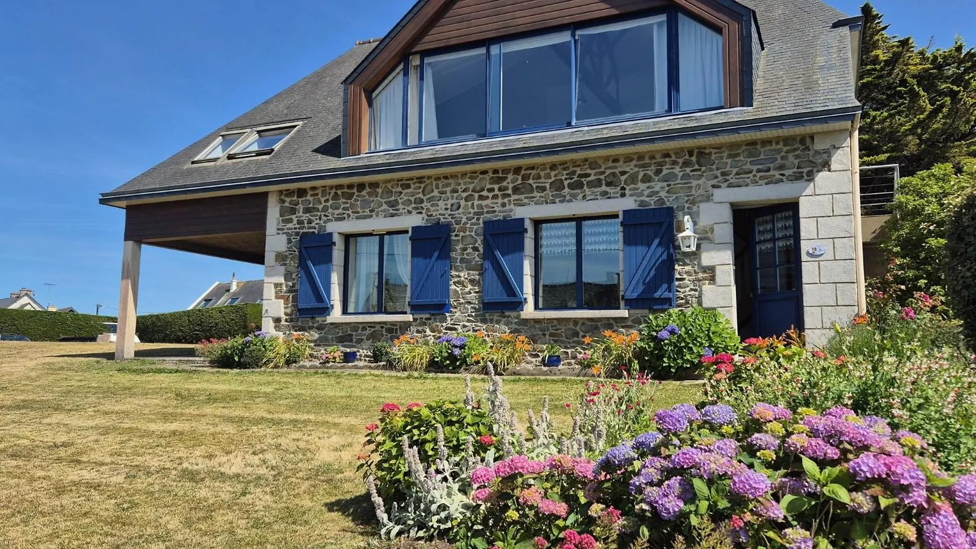 Comfortable Holiday Home With Fantastic Sea View Pordic